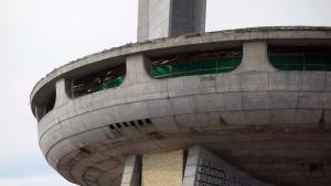 Започна обезопасяването на покрива на монумент Бузлуджа  Операцията се извършва от