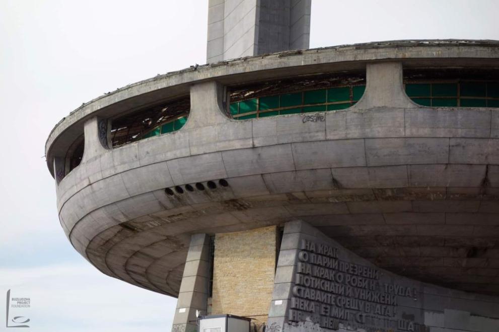 Започна обезопасяването на покрива на монумент Бузлуджа. Операцията се извършва от