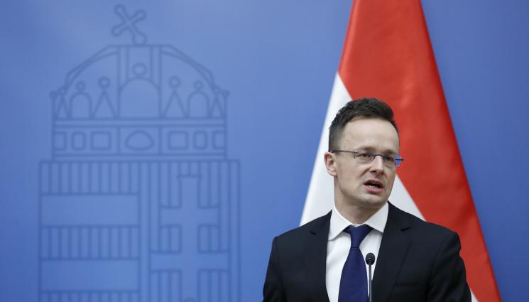 Петер Сиярто