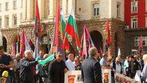 Малко след 7 00 часа привърженици на ВМРО и група граждани