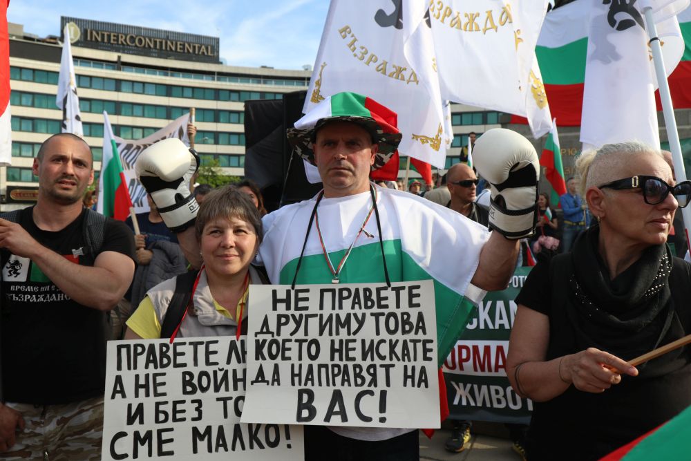Симпатизантите на "Възраждане" смятат, че правителството на Кирил Петков се е провалило в управлението на страната и през последните месеци е отделило повече време на войната в Украйна, отколкото на вътрешните проблеми в България