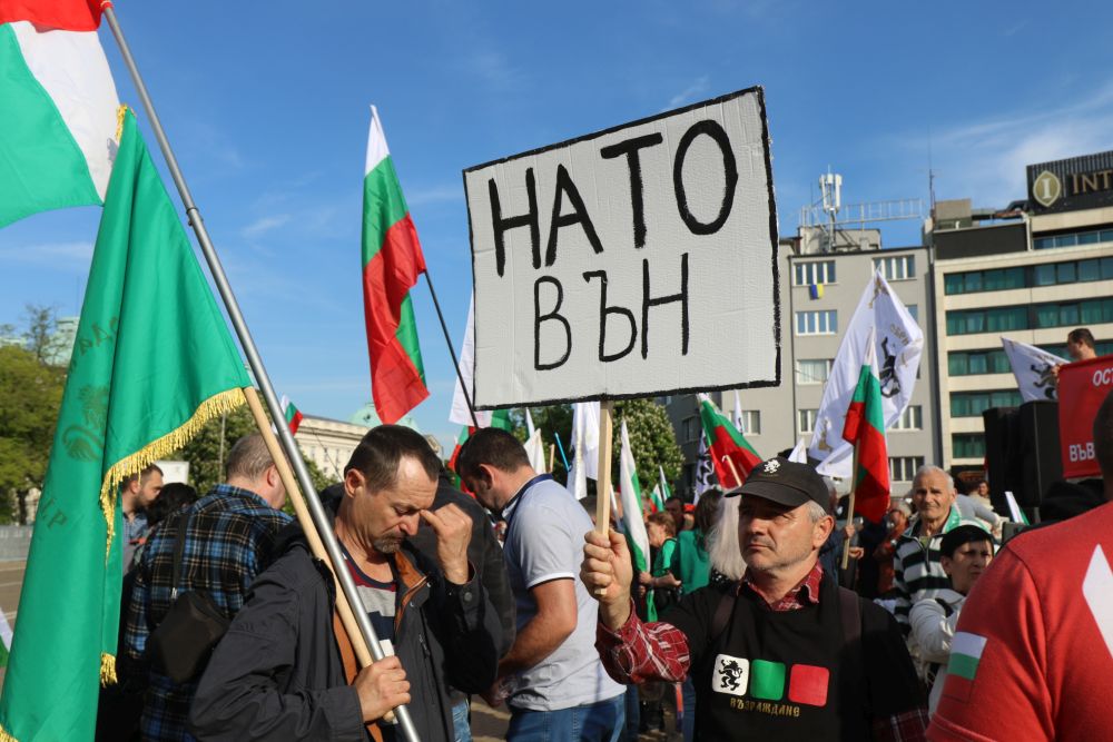 Симпатизантите на "Възраждане" смятат, че правителството на Кирил Петков се е провалило в управлението на страната и през последните месеци е отделило повече време на войната в Украйна, отколкото на вътрешните проблеми в България