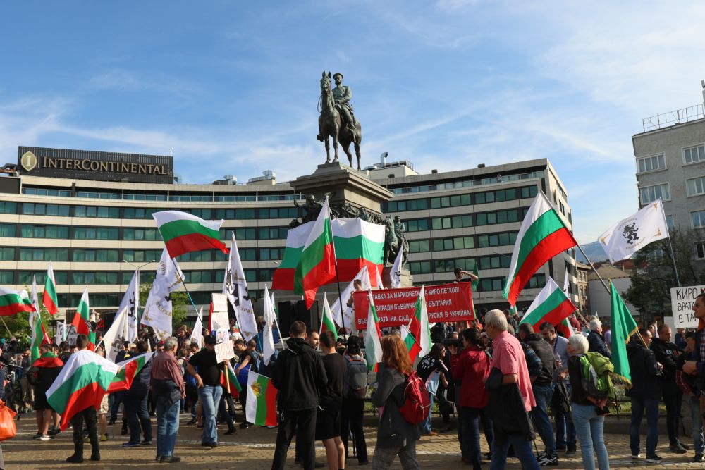 Симпатизантите на "Възраждане" смятат, че правителството на Кирил Петков се е провалило в управлението на страната и през последните месеци е отделило повече време на войната в Украйна, отколкото на вътрешните проблеми в България