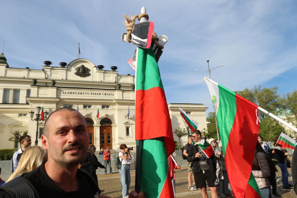 Симпатизантите на "Възраждане" смятат, че правителството на Кирил Петков се е провалило в управлението на страната и през последните месеци е отделило повече време на войната в Украйна, отколкото на вътрешните проблеми в България