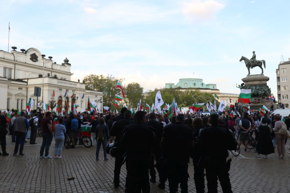 Симпатизантите на "Възраждане" смятат, че правителството на Кирил Петков се е провалило в управлението на страната и през последните месеци е отделило повече време на войната в Украйна, отколкото на вътрешните проблеми в България