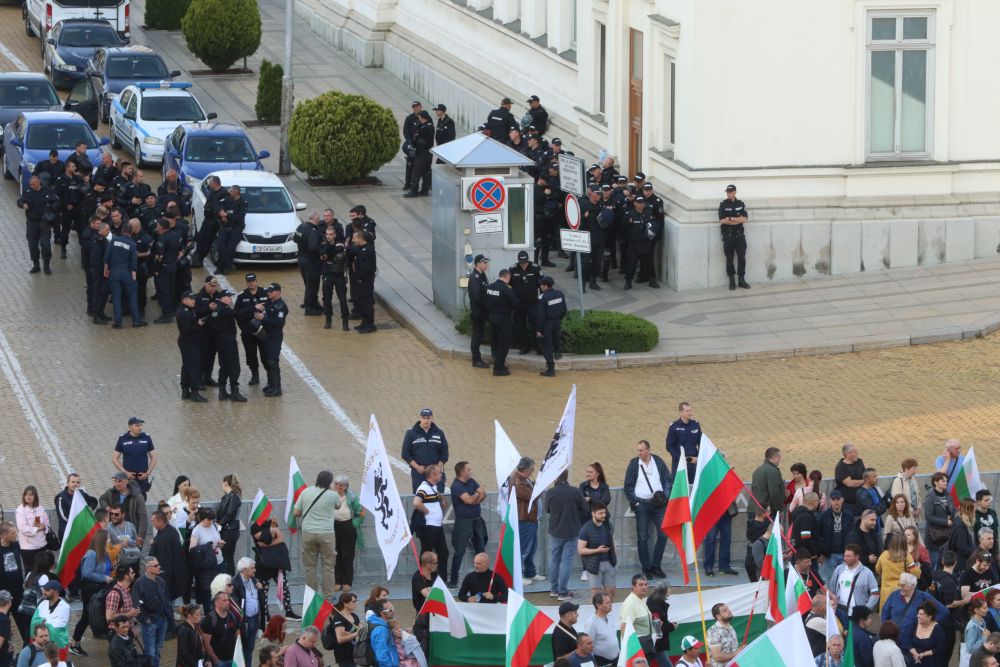 Симпатизантите на "Възраждане" смятат, че правителството на Кирил Петков се е провалило в управлението на страната и през последните месеци е отделило повече време на войната в Украйна, отколкото на вътрешните проблеми в България