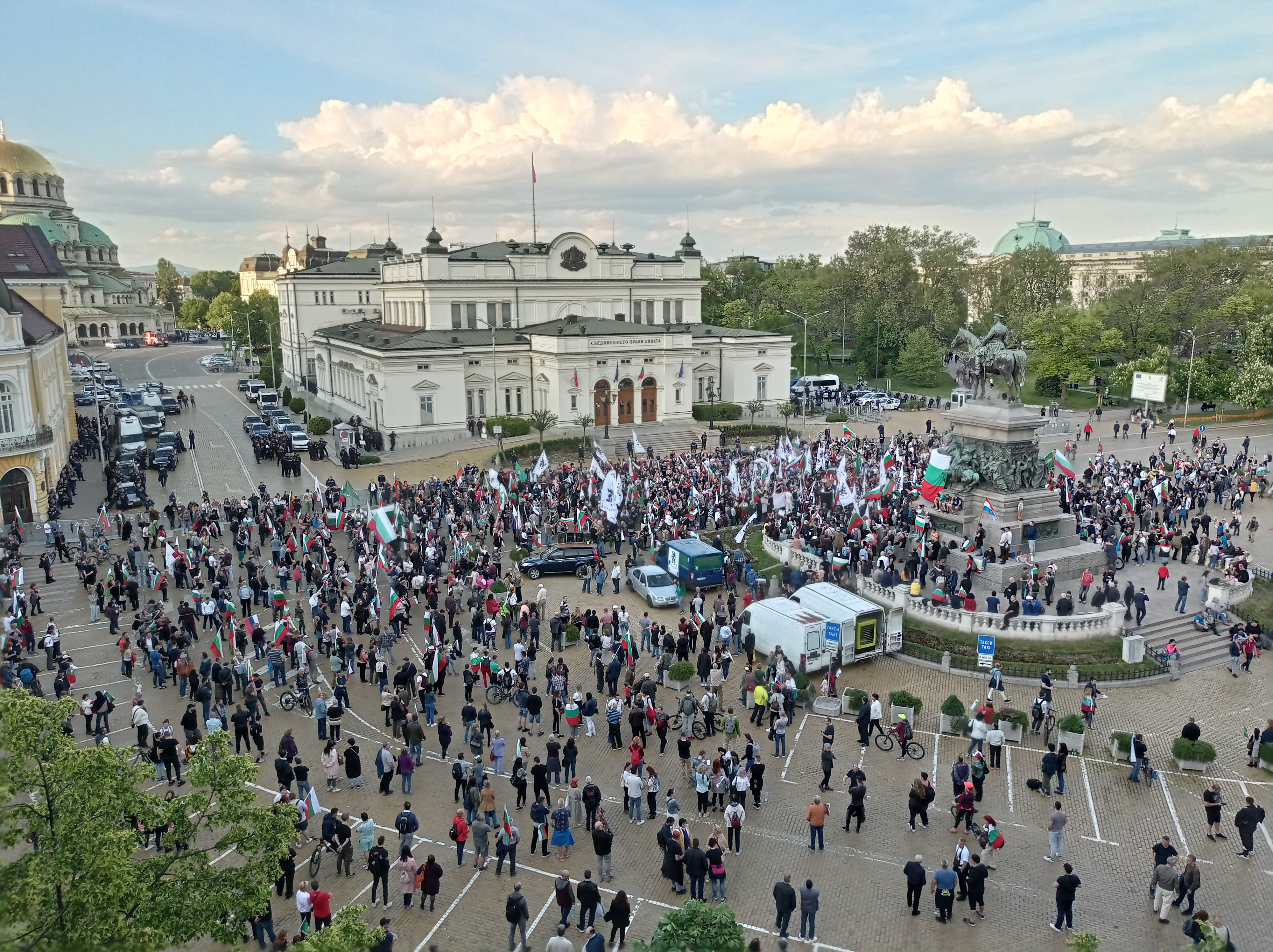 Симпатизантите на "Възраждане" смятат, че правителството на Кирил Петков се е провалило в управлението на страната и през последните месеци е отделило повече време на войната в Украйна, отколкото на вътрешните проблеми в България