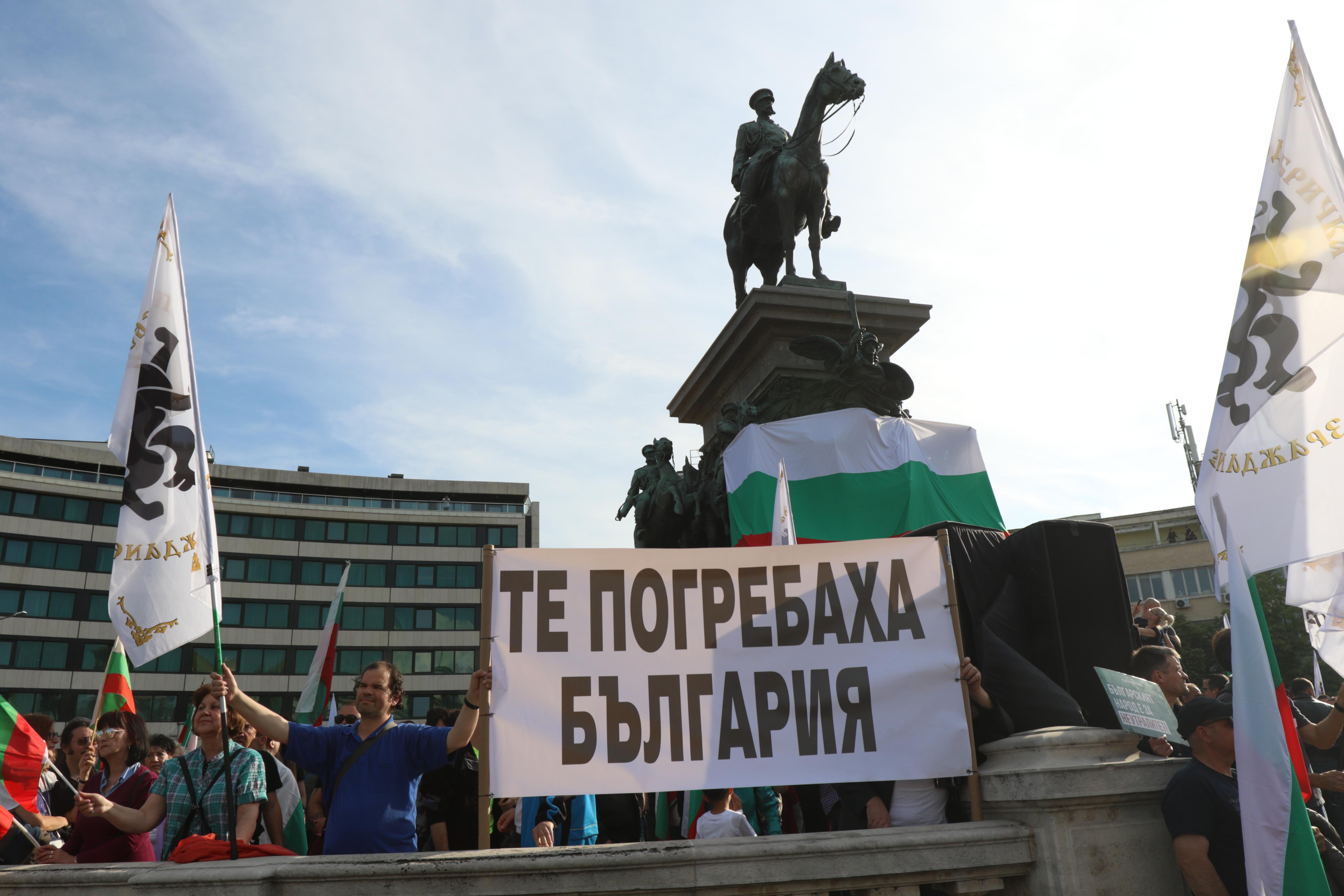 Симпатизантите на "Възраждане" смятат, че правителството на Кирил Петков се е провалило в управлението на страната и през последните месеци е отделило повече време на войната в Украйна, отколкото на вътрешните проблеми в България