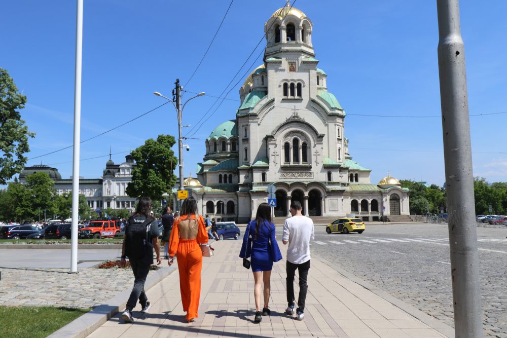 Зрелостниците се сбогуваха с училището пред "Св. Александър Невски"