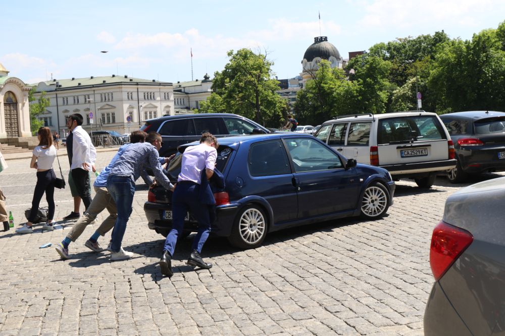 Зрелостниците се сбогуваха с училището пред "Св. Александър Невски"