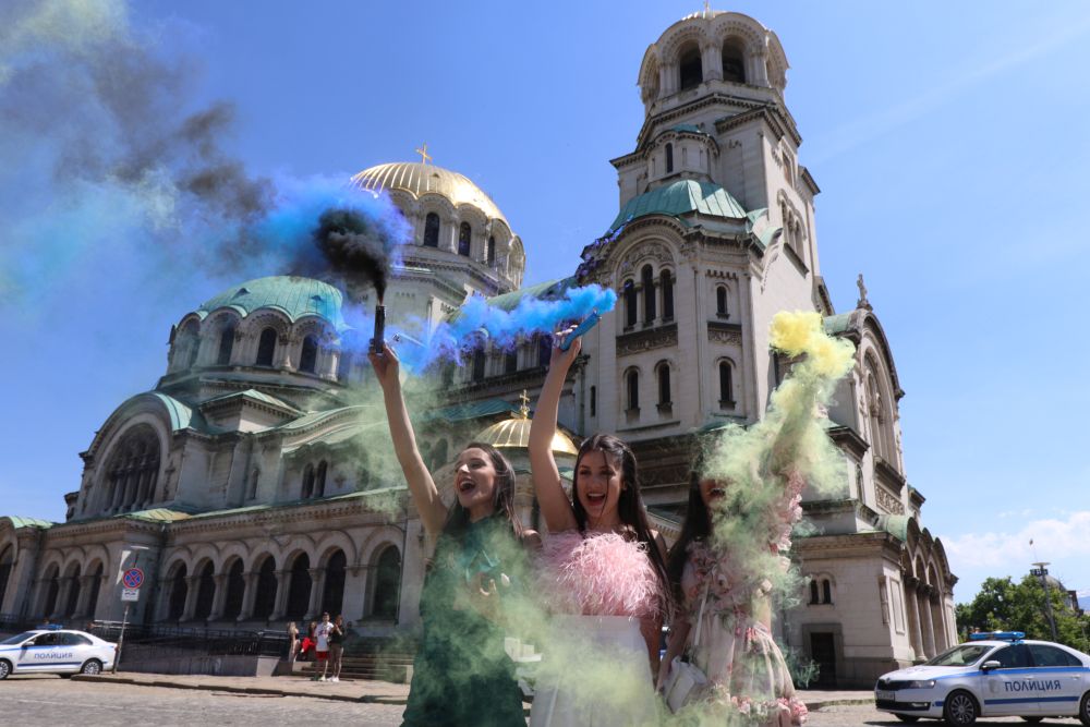 Зрелостниците се сбогуваха с училището пред "Св. Александър Невски"