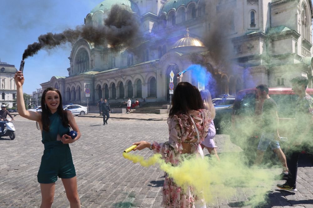 Зрелостниците се сбогуваха с училището пред "Св. Александър Невски"