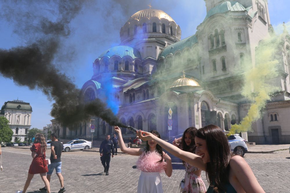 Зрелостниците се сбогуваха с училището пред "Св. Александър Невски"