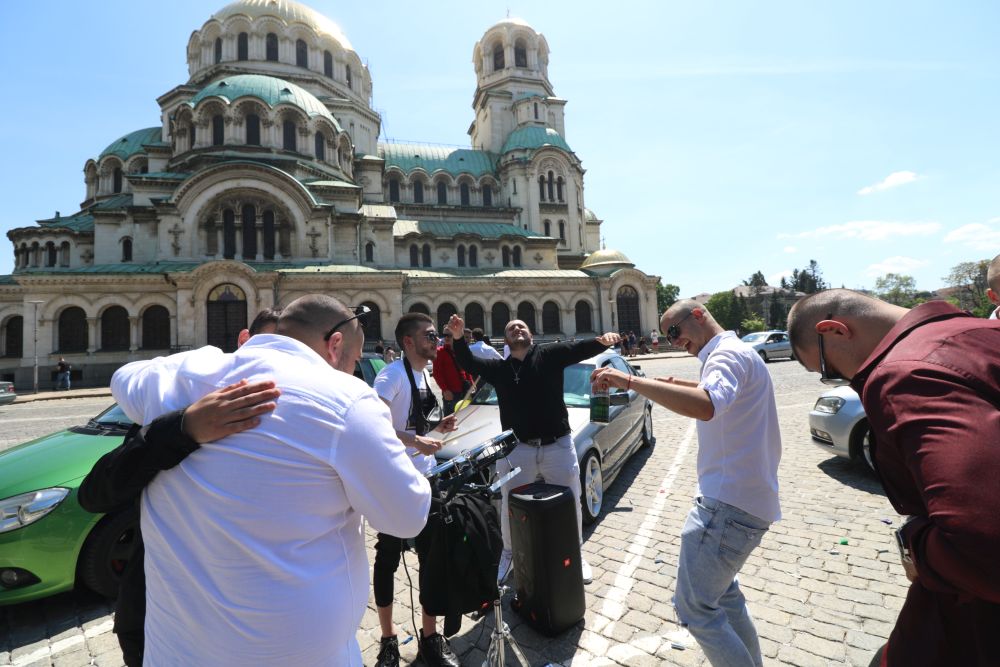 Зрелостниците се сбогуваха с училището пред "Св. Александър Невски"