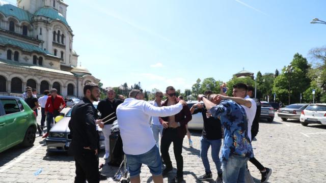 Чао, училище: Зрелостници празнуваха последния учебен ден в центъра на София (СНИМКИ)