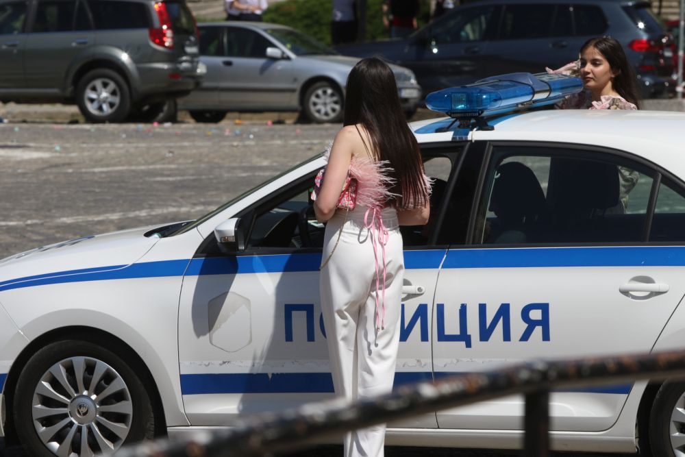 Зрелостниците се сбогуваха с училището пред "Св. Александър Невски"