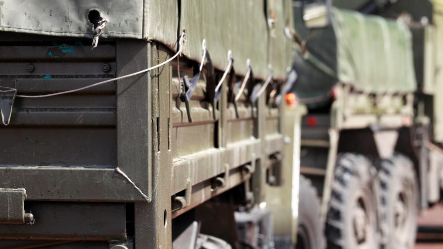 Военен камион се вряза в лека кола в Пловдив