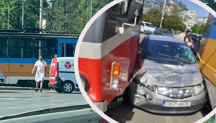 катастрофа Възкресение - ЗРЕЛИЩНА КАСКАДА: Кола с дете се мушна между два трамвая на столичен булевард