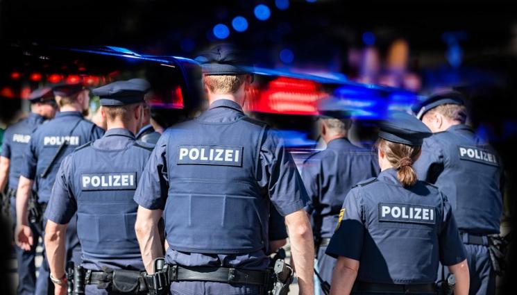 полиция Германия - ПАНИКА: Евакуират търговски център заради въоръжен мъж, взел заложници