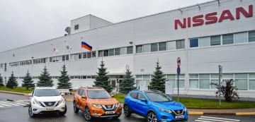 <p>Така изглежда част от фасадата на завода на Nissan в Русия - с трите модела, които се правят там. Снимката е от 2019 г.</p>
