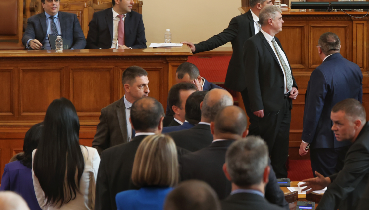 парламент - ГЕРБ СКОЧИХА НА ПП: Атанасова: България е управлявана от шарлатани и аматьори