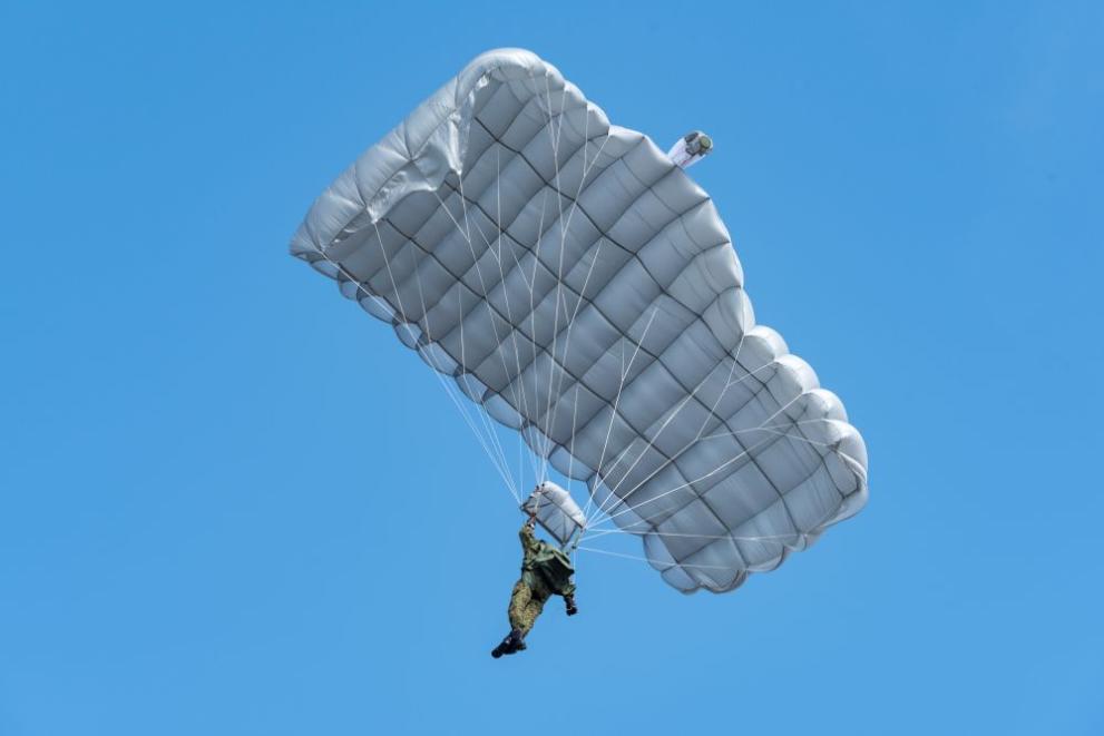 Военнослужещ е пострадал днес при изпълнение на планирани учебно-тренировъчни парашутни