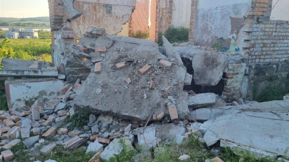 Стена в изоставена сграда се срути и затрупа 10-годишно дете