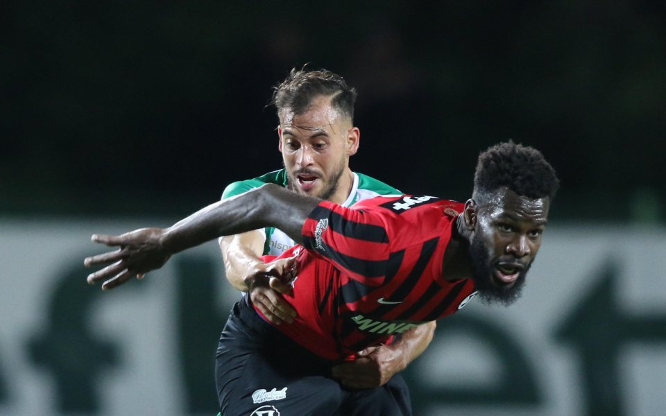 Централният защитник на Локомотив Пловдив - Кристиан Гомис, е получил