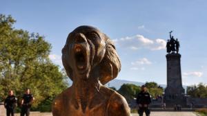 Заради страх от набези нашумялата скулптура Викът на украинската майка