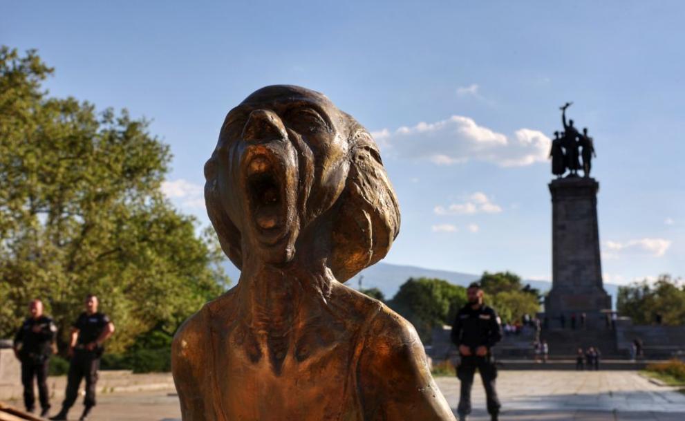 Заради страх от набези, нашумялата скулптура Викът на украинската майка