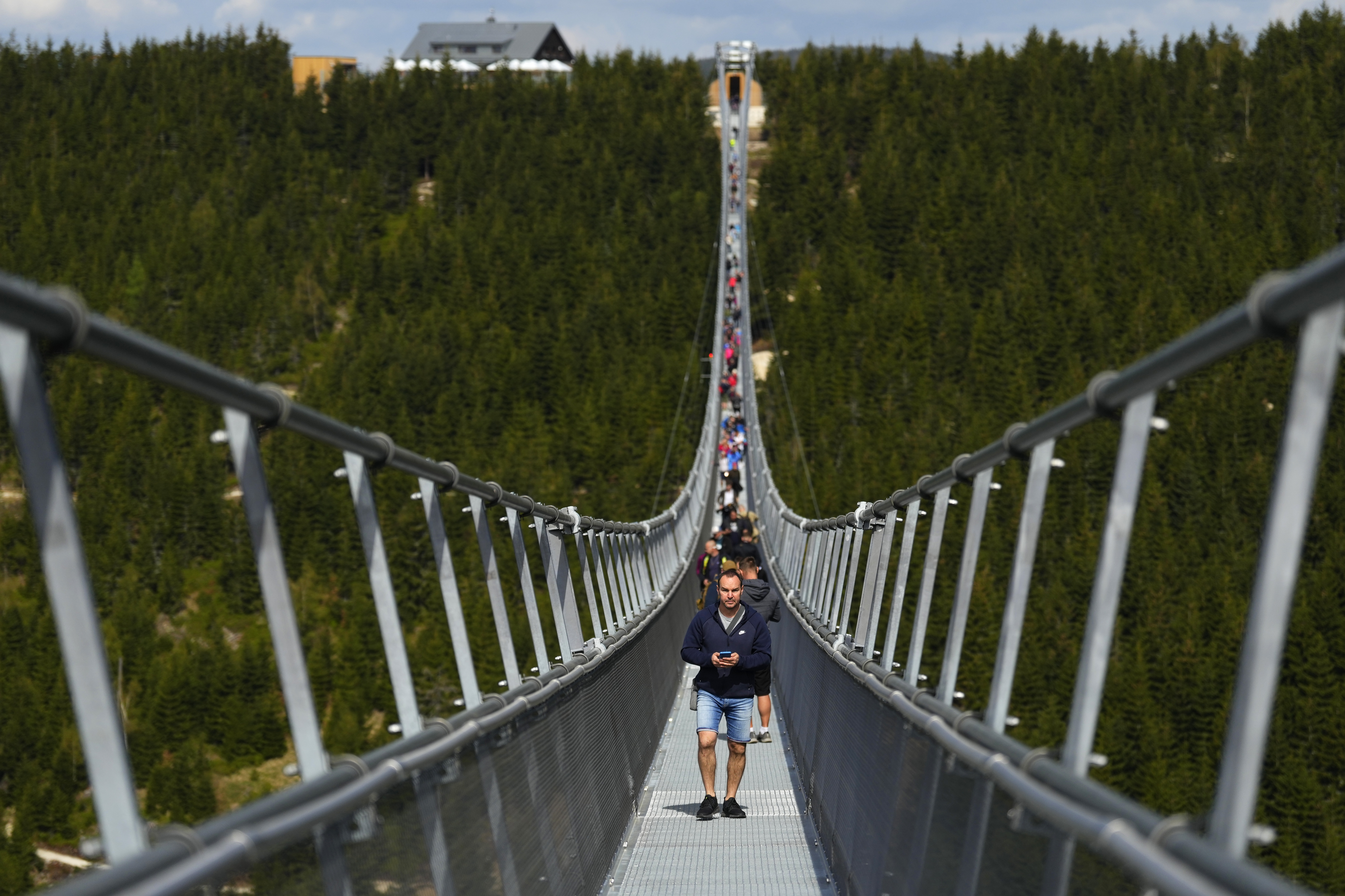 <p>Най-дългият висящ пешeходен мост в света бе открит в Чехия. Съоръжението е с дължина от 721 метра и виси на 95 метра над земята в най-високата си точка. То свързва два планински хребета и е на повече от 1100 метра надморска височина. Наречено е &quot;Небесен мост 721&quot; и се намира в североизточната част на Чехия, в планината Кралички Снежник, близо до границата с Полша.</p>