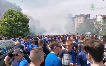 Феновете на Левски вече се събират пред НКП на отбора
