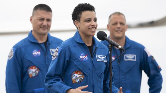 Космически букет получи за рождения си ден една от астронавтките на МКС