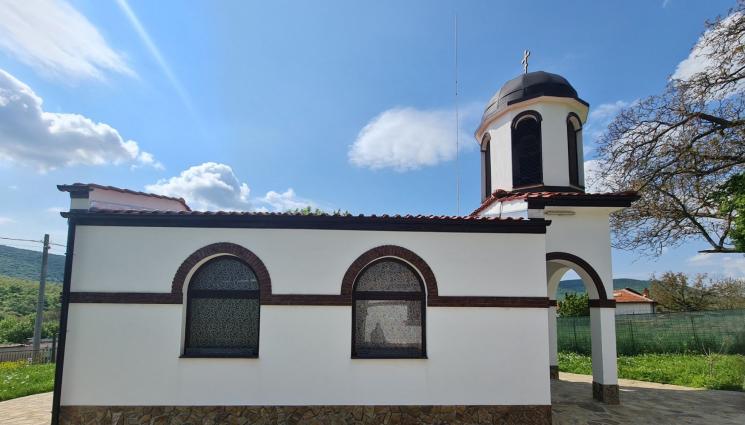 храм - НОВА ПРИДОБИВКА: Село с 82 души събра 50 000 лв. за храм