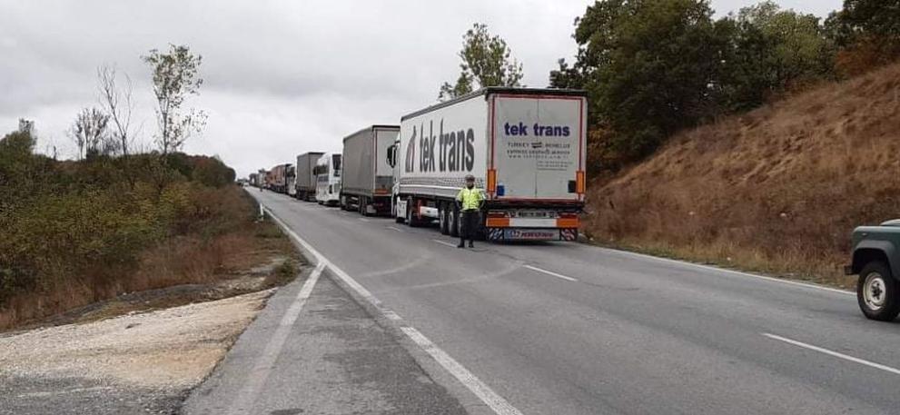 Опашка от камиони с дължина от 24 километра се е