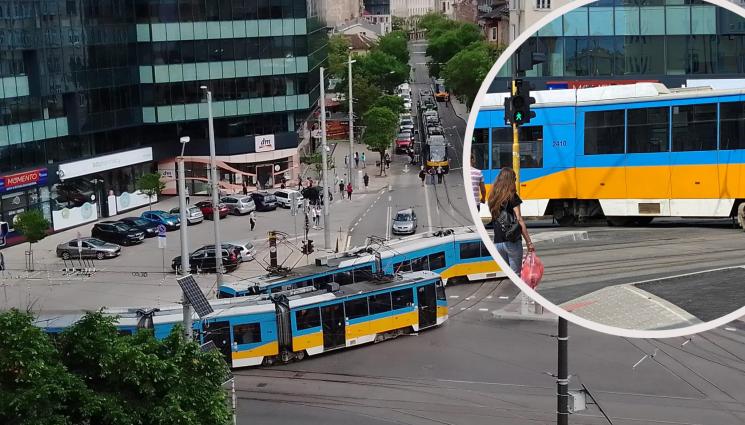 трамвай - НА КОСЪМ ОТ СЕРИОЗЕН ИНЦИДЕНТ: Трамвай дерайлира в София, кола се обърна край хотел „Плиска“ (СНИМКИ)