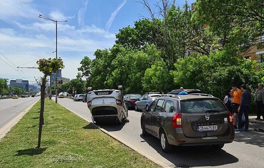 преобърнала кола