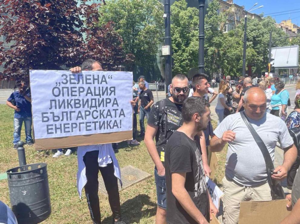 Десетки работници от затворената ТЕЦ Марица 3 в Димитровград са