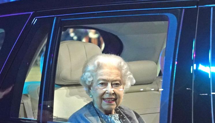 Елизабет - КРАЛИЦАТА НА КРАКА: Елизабет II отиде на конни надбягвания (СНИМКИ)