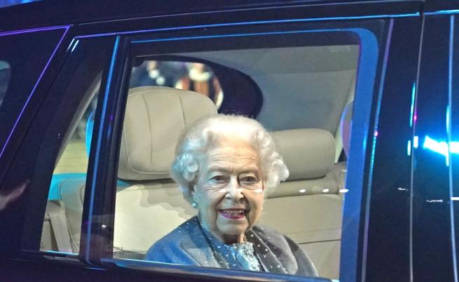 Кралица Елизабет II отиде на първото голямо шоу за платинения си юбилей