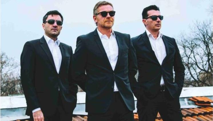 кафе с претенция - КУЛТУРЕН АФИШ: Юлиан Вергов сервира „Кафе с претенция“ на ямболска сцена