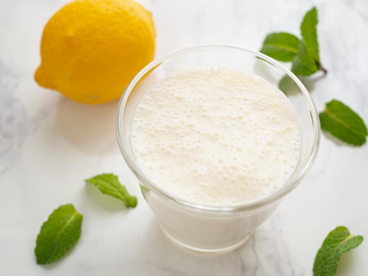 <p><strong>Ментов айран</strong></p>

<p>За този коктейл са ви необходими&nbsp;4 ч.ч. кисело мляко, 3 ч.ч. вода, 2 с.л. лимонов сок и 25 г свежи ментови листенца. Продуктите се разбиват добре в блендер. Свежата напика се поднася с лед и резен лимон.</p>