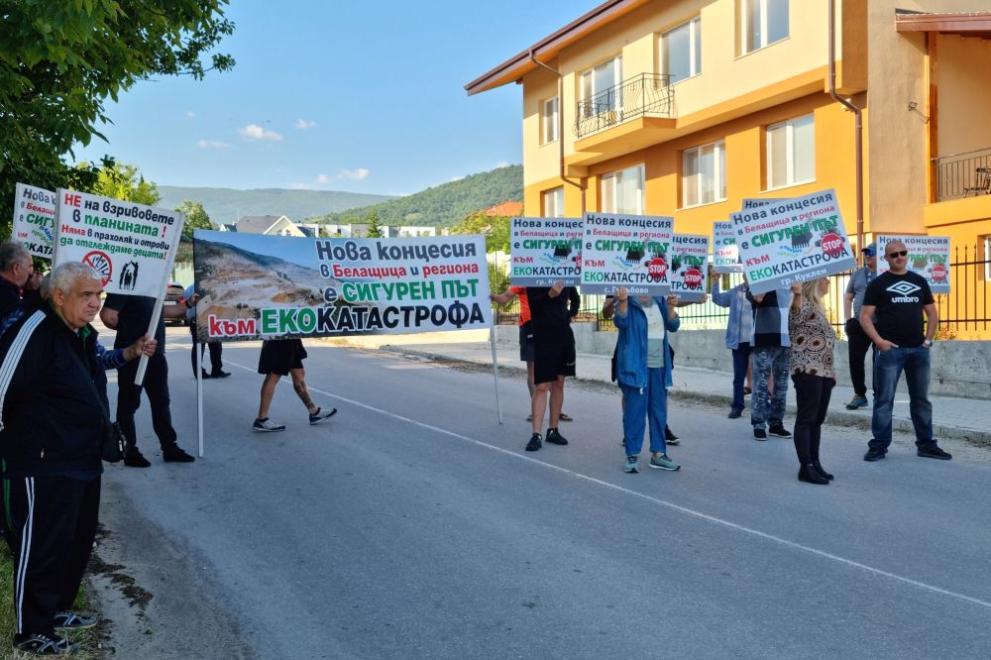Жителите на пловдивското село Белащица отново излязоха на протест с искане за