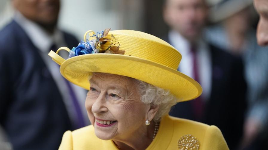 Британската кралица Елизабет Втора, която ограничи публичните си прояви, се появи на метростанция "Падингтън", за да види новата линия на лондонското метро - "Елизабет"