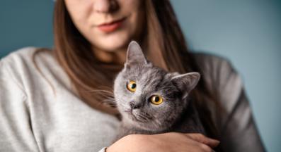 котка и собственик у дома