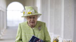 Кралица Елизабет посети изненадващо метростанция (ВИДЕО)