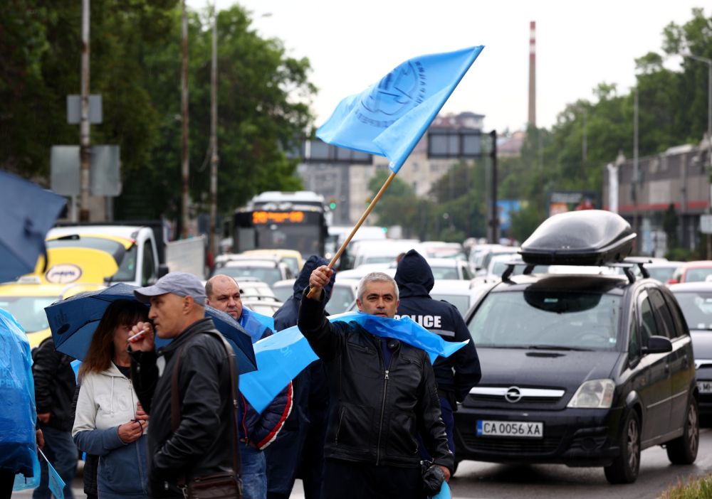 Още рано сутринта на улицата излязоха протестиращи служители от градския транспорт