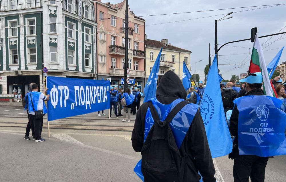 Още рано сутринта на улицата излязоха протестиращи служители от градския транспорт