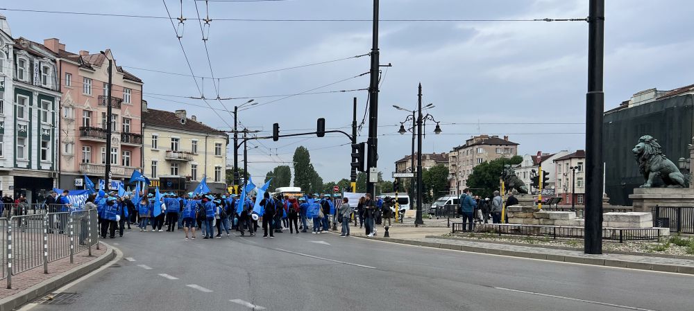 Още рано сутринта на улицата излязоха протестиращи служители от градския транспорт