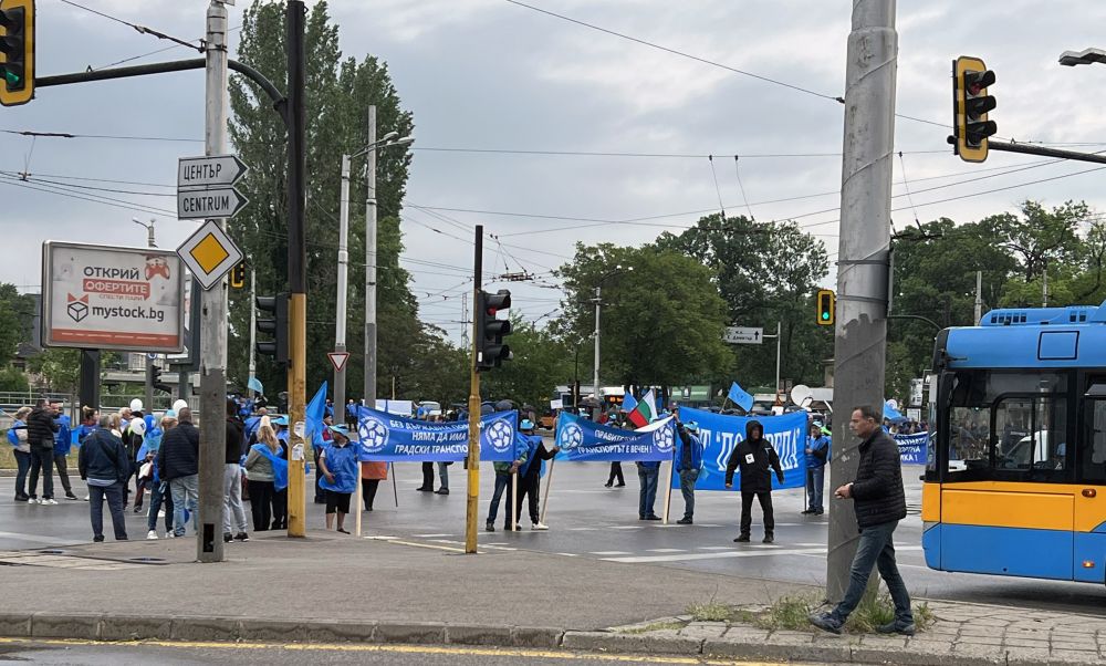 Още рано сутринта на улицата излязоха протестиращи служители от градския транспорт